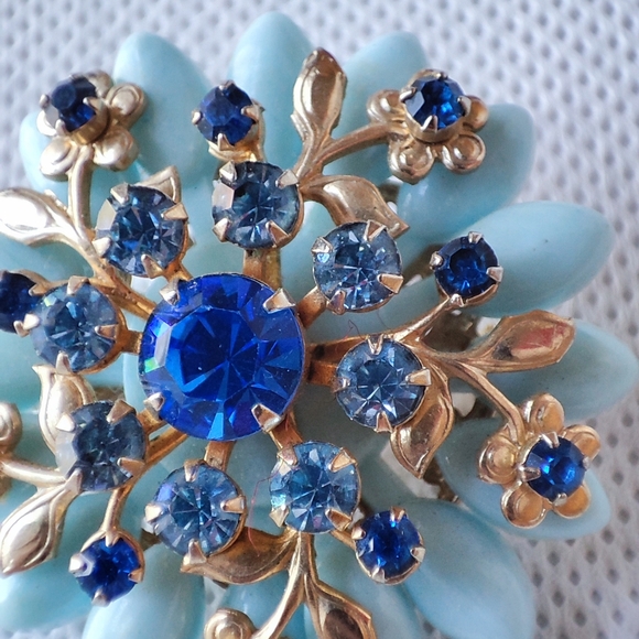 Light Blue Gold Tone Unsigned Vintage Brooch Sapphire Rhinestones Plastic Petals - Picture 4 of 4